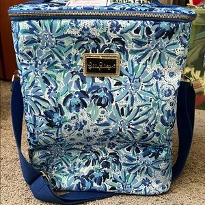 Lilly Pulitzer Blue and White Floral Travel cooler wine Bag high maintenance